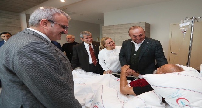 Bakan Çavuşoğlu, AGC Başkanı Yeni’nin kayınbabasını ziyaret etti