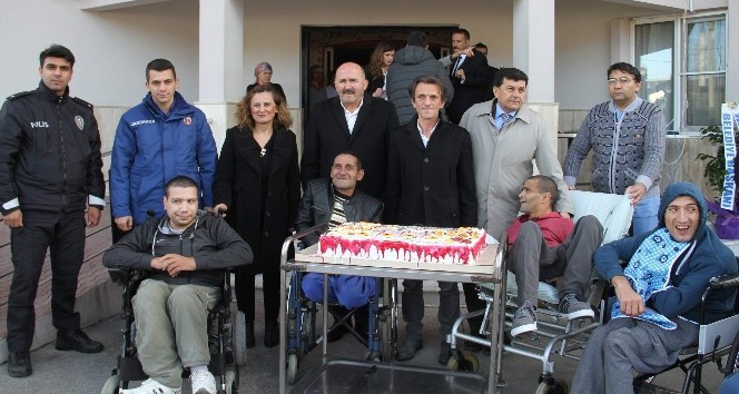 Başkan Ertürk engellileri ziyaret etti