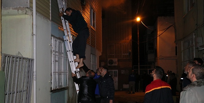 Yangında mahsur kalan 4 kişi merdiven sayesinde kurtuldu