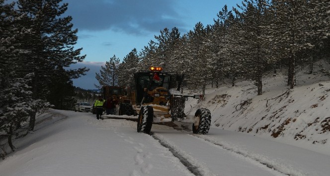 Mersin Büyükşehir Belediyesi ekipleri, Mut’ta karla mücadelesi aralıksız devam ediyor