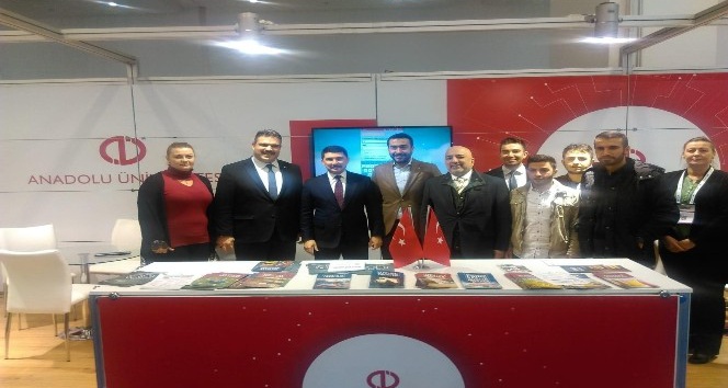Cumhurbaşkanlığı Özel Kalem Müdürü Hasan Doğan, Anadolu Üniversitesi standını ziyaret etti