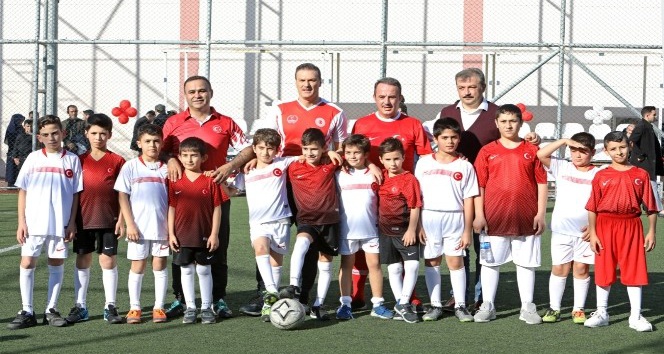 Futbolcu Vekil Alpay, Türk ve Suriyeli çocuklarla sahaya çıktı