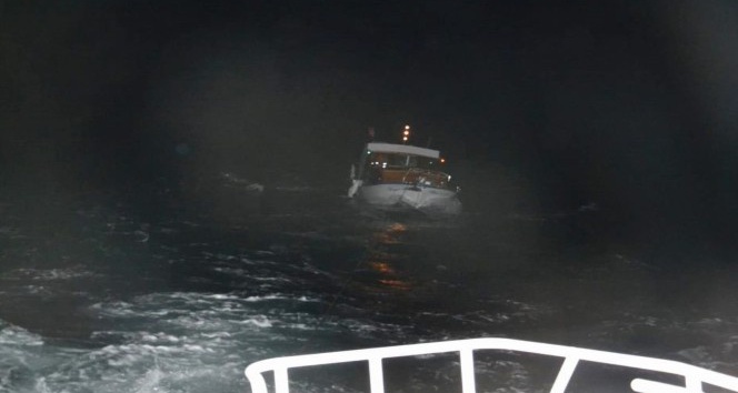 Kuşadası Körfezi’nde sürüklenen teknedeki 2 kişi kurtarıldı