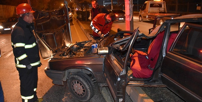 Kontrolden çıkan otomobil aydınlatma direğine çarptı