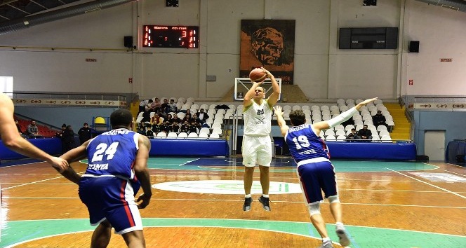 Manisa BBSK’li dev adamlar Selçuklu Basketbol’u 79-63 yendi