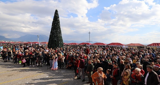 Alanya’da kurulan Noel Pazarı’na yoğun ilgi