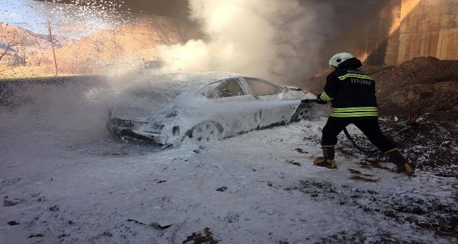 Erzurum’da köprüden uçan otomobil yandı: 1 yaralı