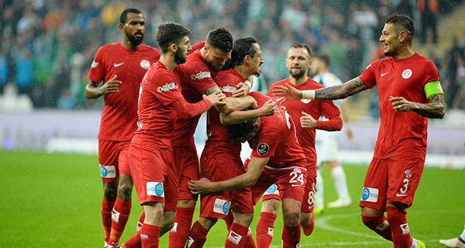 Antalya, deplasmanda Bursa&#039;yı devirdi! | Bursaspor - Antalyaspor kaç kaç?
