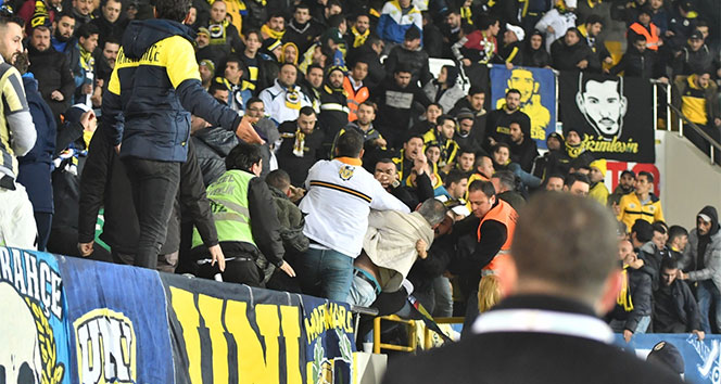 Akhisar&#039;da Fenerbahçe tribününde kan aktı