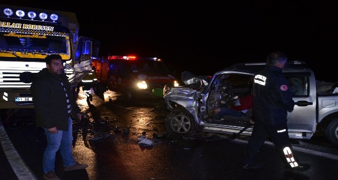 Antalya’da kamyonet, sebze yüklü kamyon ile çarpıştı: 1 ölü, 2 yaralı