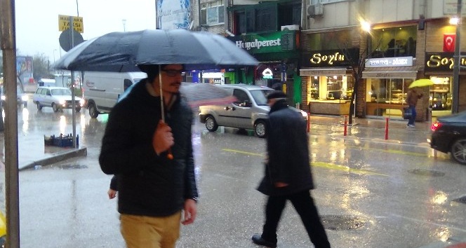 Bandırma’da sağanak yağış vatandaşları hazırlıksız yakaladı
