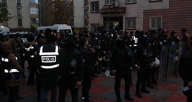 Diyarbakır’da HDP binasında açlık grevi yapanlara operasyon: 26 gözaltı