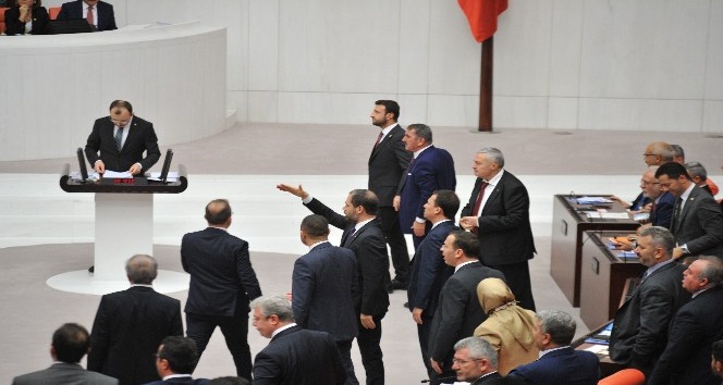 TBMM Genel Kurulunda 2019 Merkezi Yönetim Bütçesi görüşmelerinde AK Parti Grup Başkanvekili Mehmet Muş konuşma yaparken İYİ Partili Yasin Öztürk’ün hakaret etmesi ile tartışma çıktı. Tartışma üzerine oturuma ara verildi.