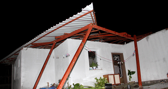 Fethiye’de fırtına ve yağış evlerin çatısını ve seraları uçurdu, ağaçları devirdi
