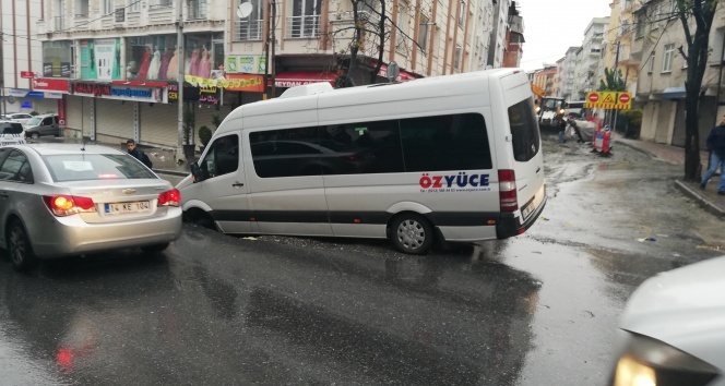 Esenyurt&#039;ta yol çöktü, işçi servisindeki 3 kişi yaralandı