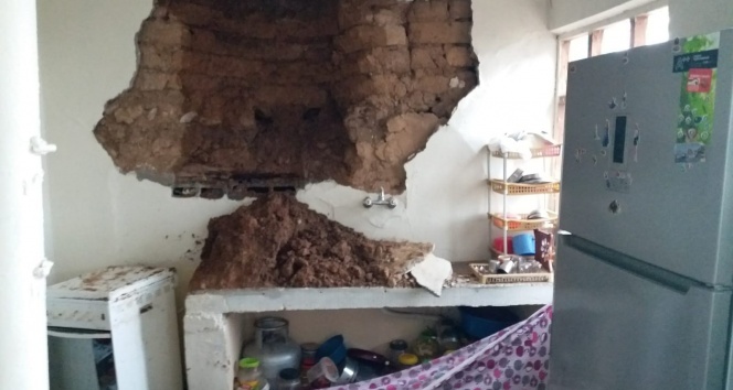 Yağış depremde hasar gören evin duvarını yıktı