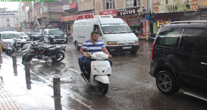 Kuraklıkla boğuşan Kilis’te yağış vatandaşların yüzünü güldürdü