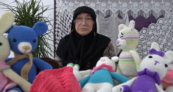 Tokat’ta 63 yaşındaki kadın geçimini örgü bebek yaparak sağlıyor