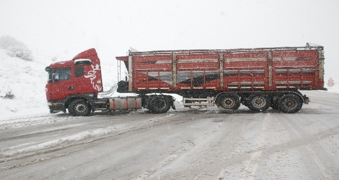 Tokat’ta kar etkili oldu, araçlar yolda kaldı