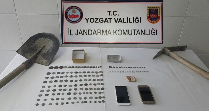 Hem sikkelerden hem de kazma ve kürekten oldular