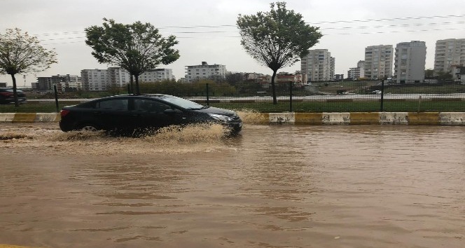 Kahta ilçesinde cadde ve sokaklar göle döndü