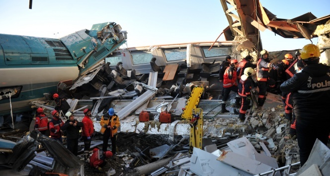 Ankara&#039;da tren kazası! İki tren çarpıştı, üst geçit çöktü