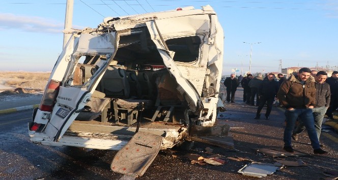Aksaray’da servis otobüsü ve minibüsü çarpıştı: 17 yaralı