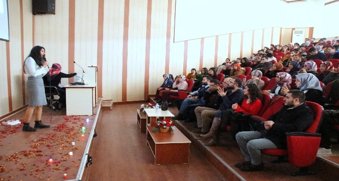 Üniversite öğrencilerinden şiir dinletisi