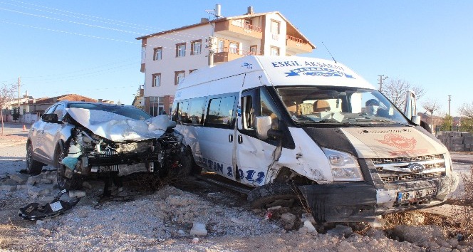 Aksaray’da otomobil minibüse çarptı: 1 yaralı