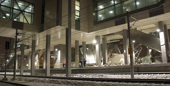 Tren kazasında enkaz kaldırma çalışması sürüyor