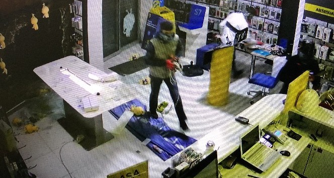 20 dakika arayla cep telefonu mağazasını soyan hırsızlar güvenlik kamerasına yakalandı
