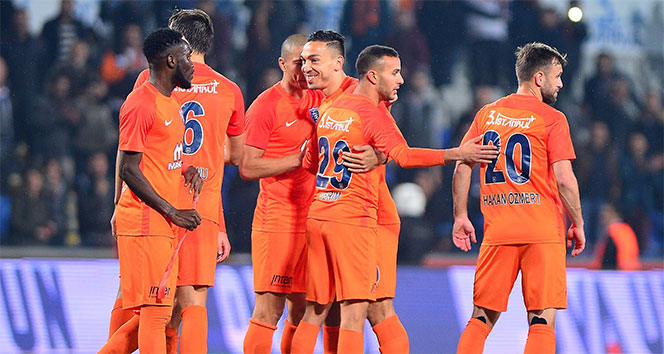 Başakşehir 3 sezondur devreleri lider kapatıyor