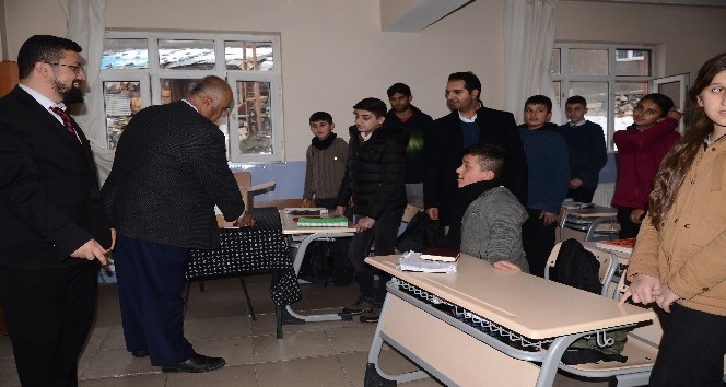 Beytüşşebaplı öğrencilere Kur’an hediye ediliyor