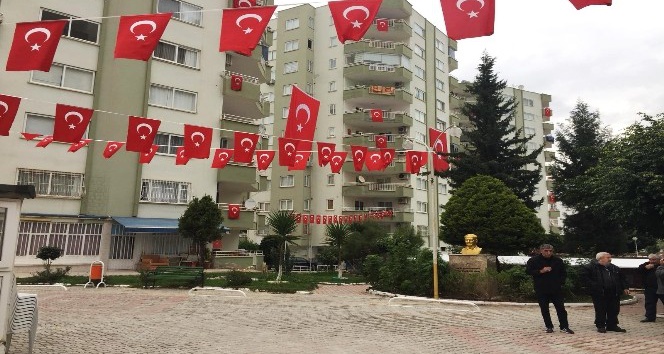 Mersin�deki Şehidin Evi Bayraklarla Donatıldı Mersin