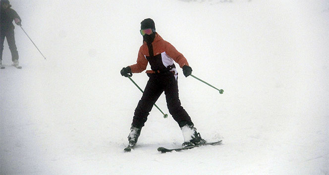 Uludağ&#039;da kayak sezonu açıldı, vatandaşlar pistlere akın etti