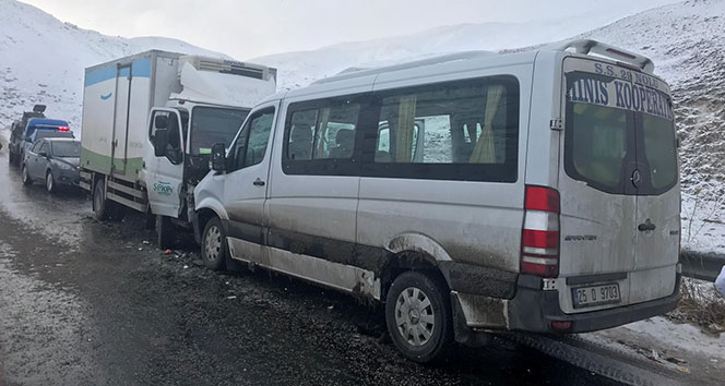 Erzurum&#039;da kamyonet ile minibüs çarpıştı: 8 yaralı