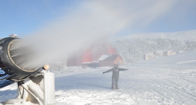 (Özel) Uludağ’da pistlerdeki kar kalınlığı suni kar ile yükseltildi
