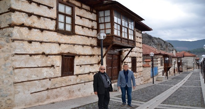 Atatürk’ün cebinden bin TL vererek destek sağladığı cumbalı ve düğmeli evler tarihe ışık tutuyor