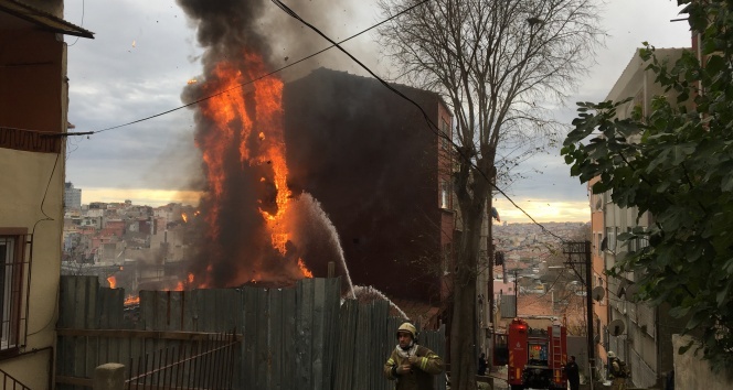 Beyoğlu&#039;nda metruk bir binada yangın!