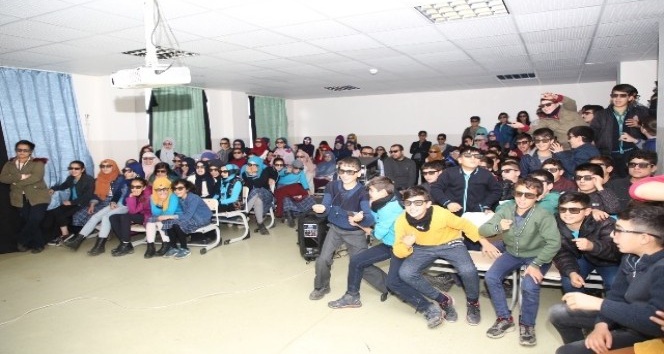 Şırnaklı binlerce öğrenci 3D sinema gösteriminde buluştu