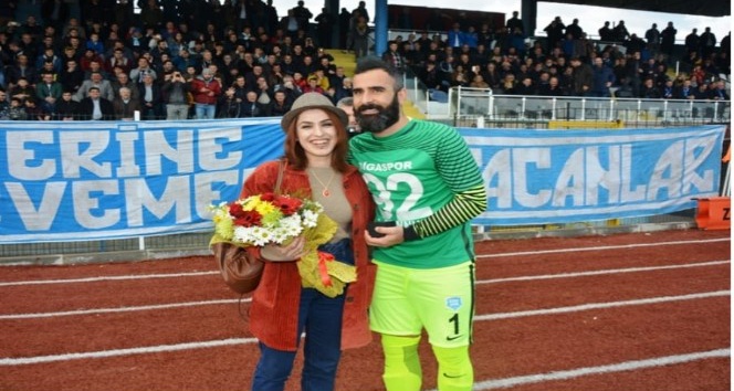 Yeşil sahada sürpriz evlilik teklifi