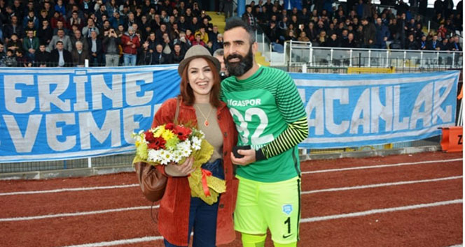 Yeşil sahada sürpriz evlilik teklifi