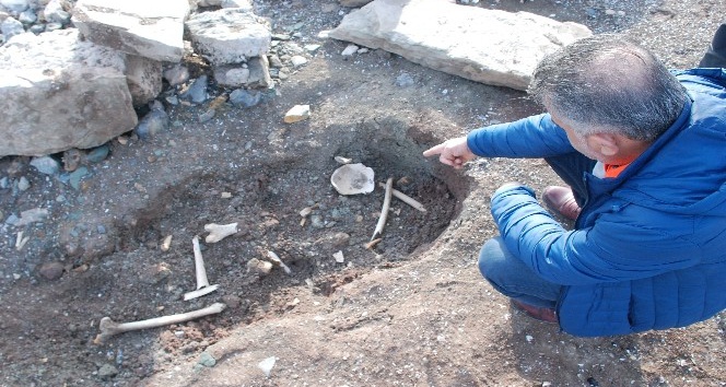 Barajda sular çekildi, kemik parçaları ortaya çıktı