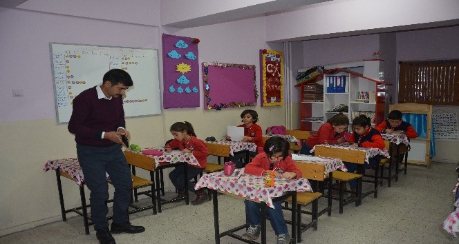 İlkokul öğrencilerine robotik kodlama etkinliği