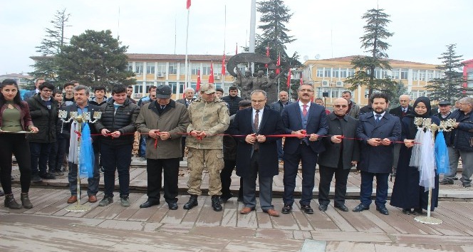 Toplanmayan yapraklar sergiye dönüştü