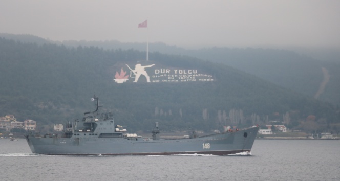 Rus savaş gemisi Çanakkale Boğazı&#039;ndan geçti! Marmara Denizi’ne doğru yol aldı