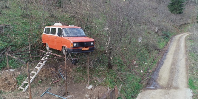 1985 model minibüsü havada görenler şaşkınlığını gizleyemiyor