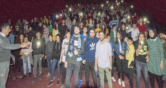 “Kafalar Karşık” filminin oyuncularına sevgi seli