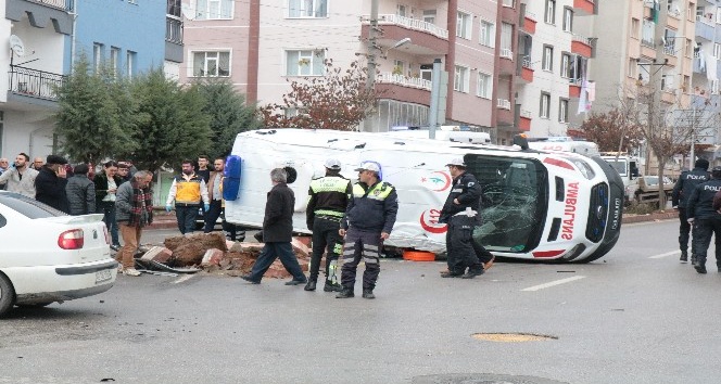 Ambulans ile otomobil çarpıştı: 6 yaralı