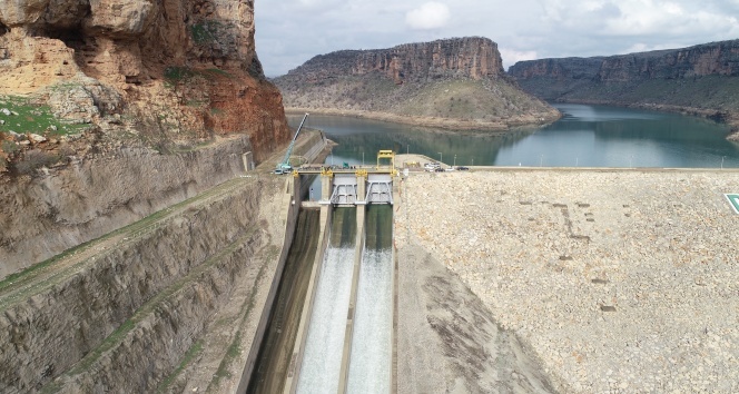 Dicle Barajı’na yeni kapak yerleştiriliyor